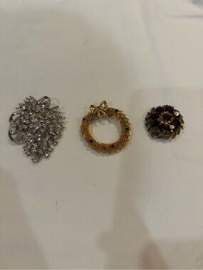 Vintage Gold Wreath Pendant Necklace Charm - Women's Jewelry